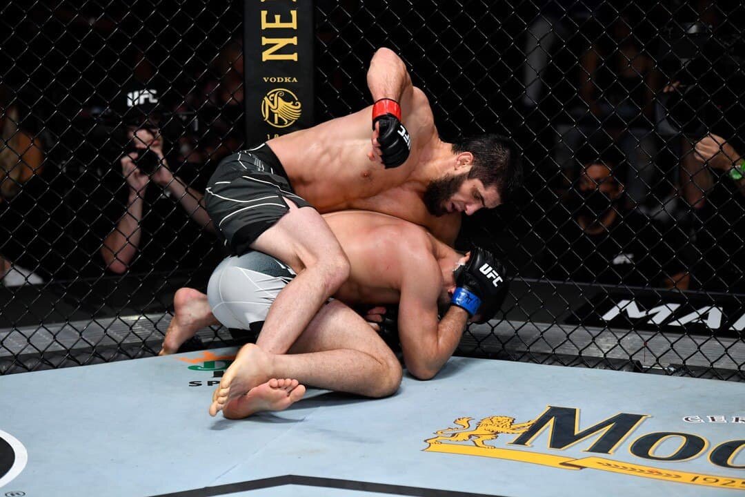 Ислам Махачев не оставил шансов бразильцу Тиаго Мендесу и теперь ждет по-настоящему статусного соперника. Фото: UFC