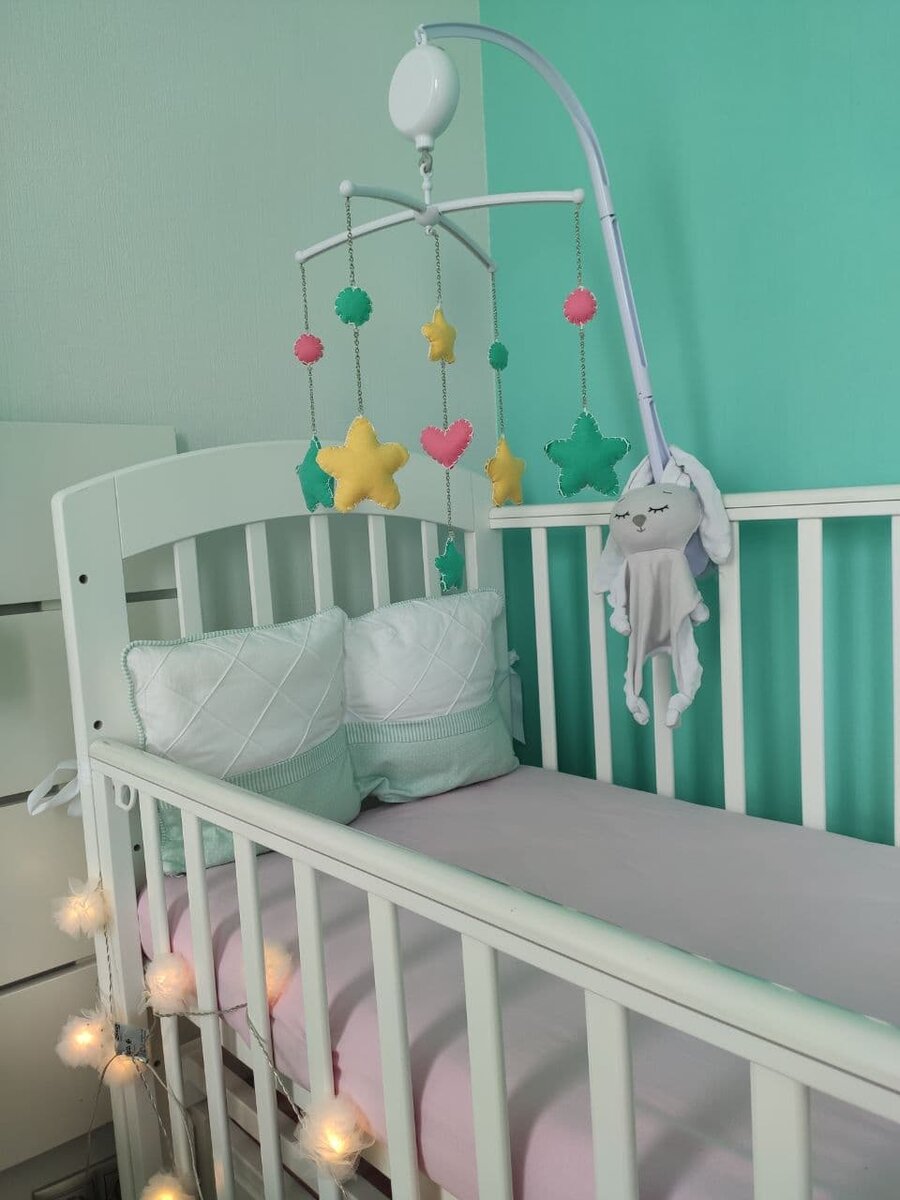 Наша кроватка Bebizaro Regency с постельными принадлежностями, ночником-гирляндой и DIY мобилем