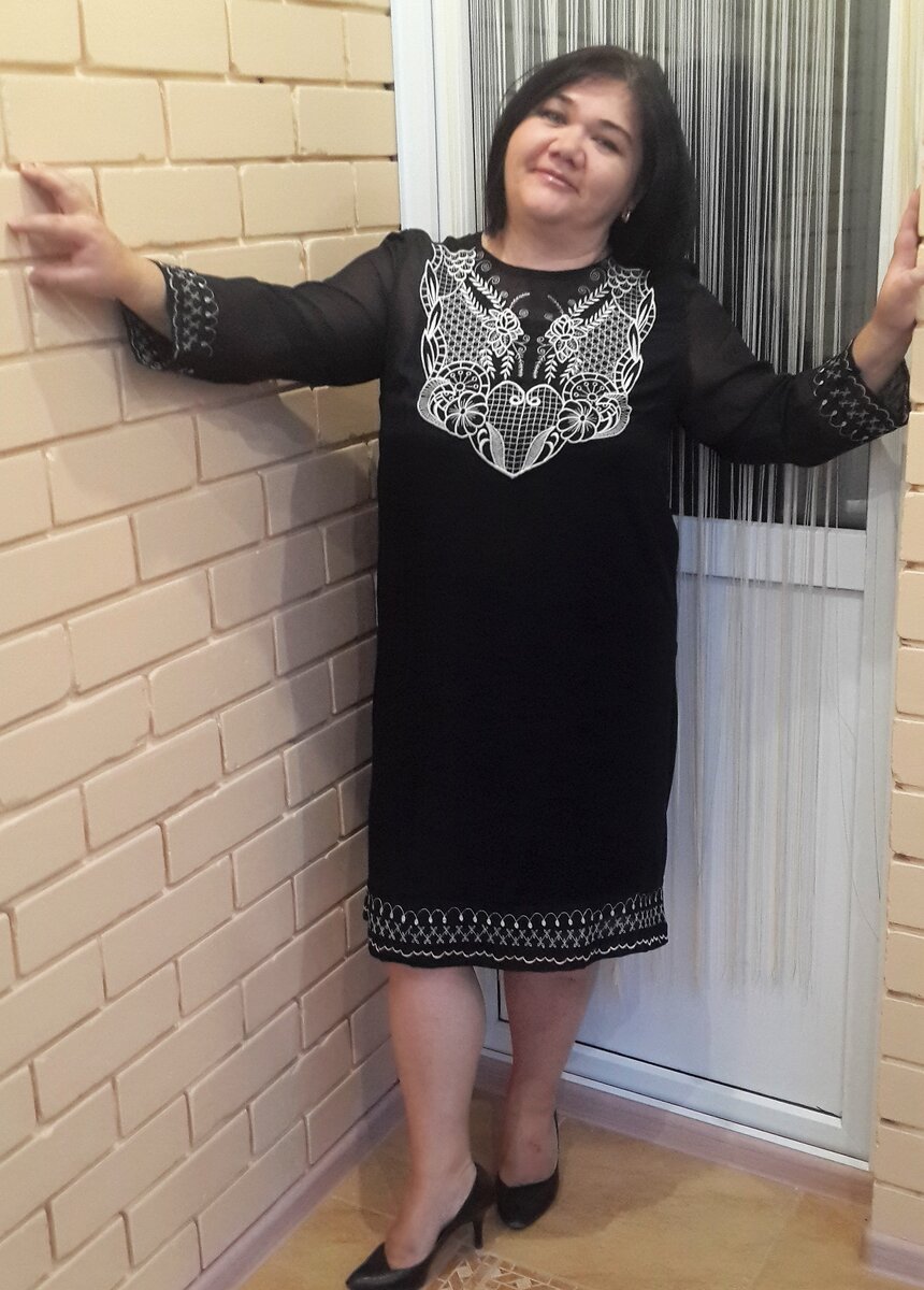 Короткое шифоновое платье с длинными рукавами черное с листочками