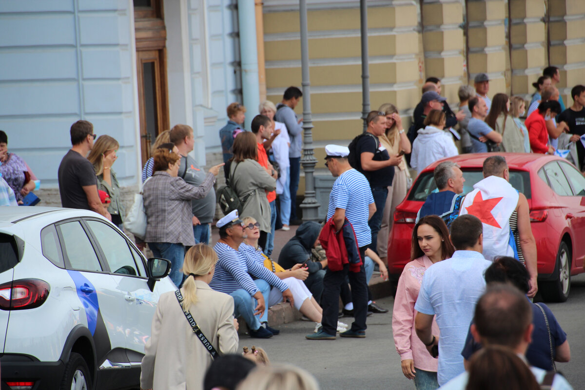 Санкт-Петербург, на Английской набережной в день ВМФ