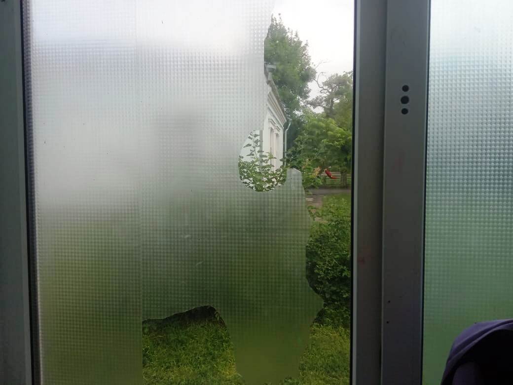 Через это окно дети смотрят на улицу. Фото автора