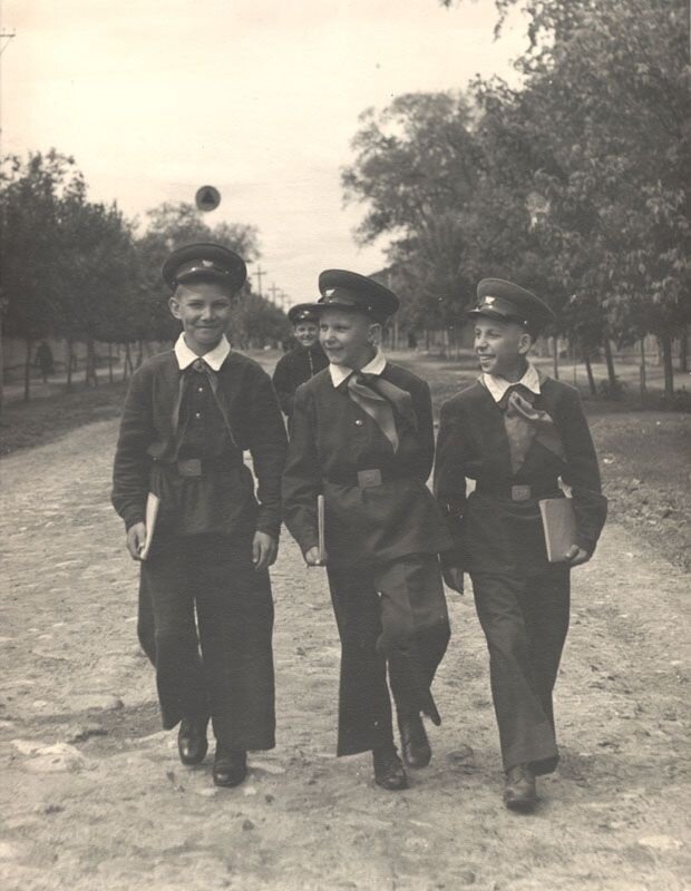 Первое сентября. Неизвестный автор, 1950-е, Владимирская обл., г. Муром, Муромский историко-художественный музей.