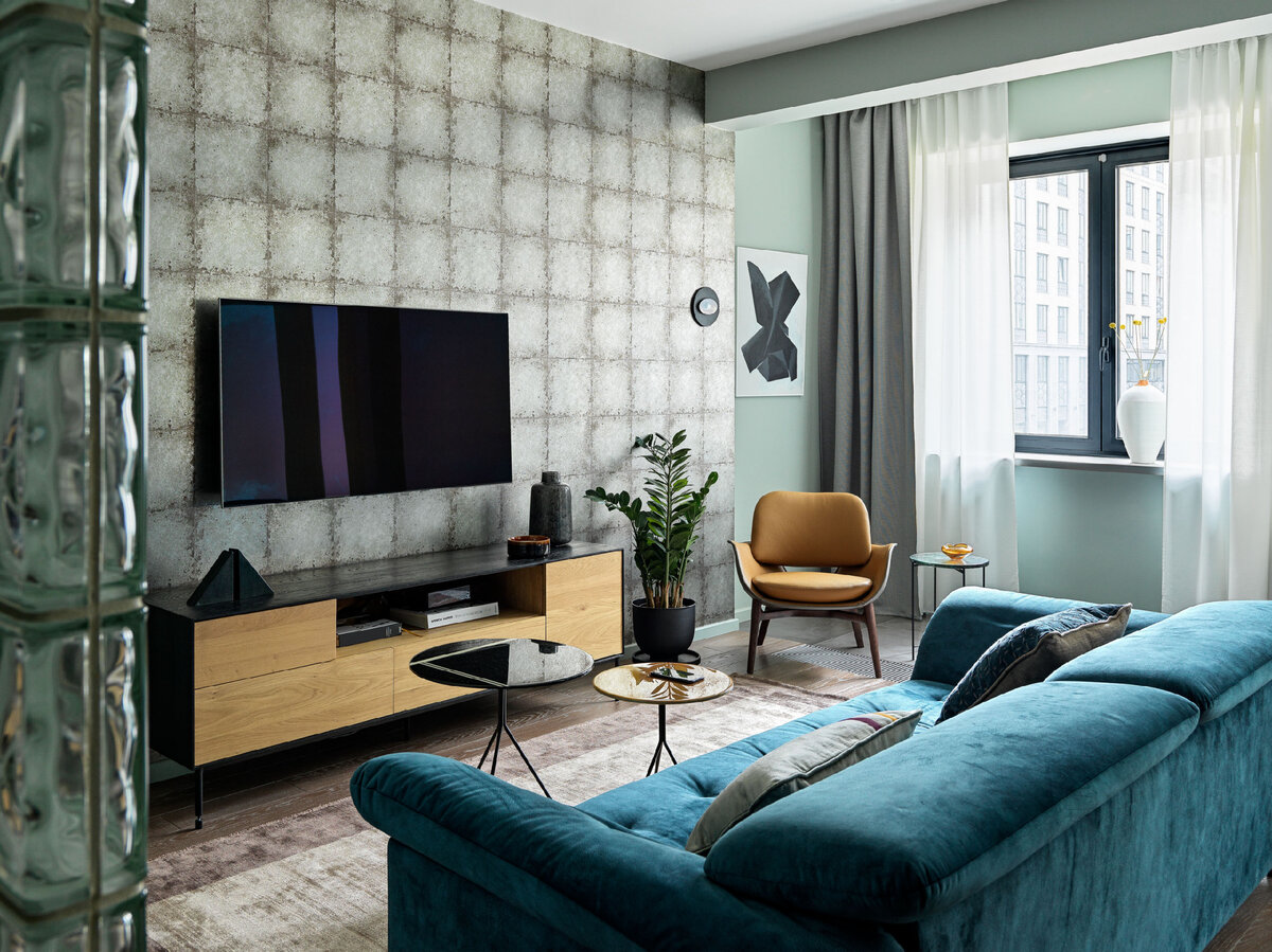 Для хранения одежды и других вещей предусмотрели гардеробную, вход в которую располагается в углу комнаты.