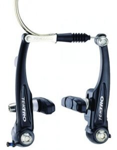 Наиболее популярными являются V – образные. По-другому их называют векторными. Свое название получили благодаря V – образному способу крепления. Тросик, идущий с ручек, заходит с боковой стороны к одному из рычагов и соединяет их. Рычаги же крепятся на раме велосипеда, в специально отведенных для них месте. Если таковых не имеется, то устанавливаются съемные крепления, так называемые переходники. Подобная система обеспечивает наилучшее торможение.