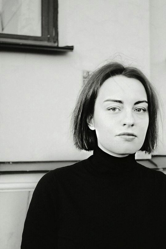 Татьяна Богатырёва окончила Санкт-Петербургский государственный университет кино и телевидения. Пишет сценарии для кино и для театра, и у неё вышло несколько книг: «День матери», «Марианская впадина», «Матильда», «Загадай желание» и другие. Сегодня мы поговорим с Татьяной про её новую книгу, написанную для детей и подростков и выпущенную в издательстве «Лайвбук».