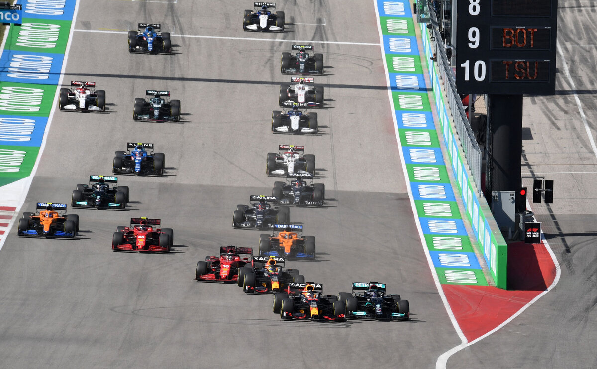 "Пропустите, мне только спросить!"
Старт гран-при США-2021, фото взято из открытых источников