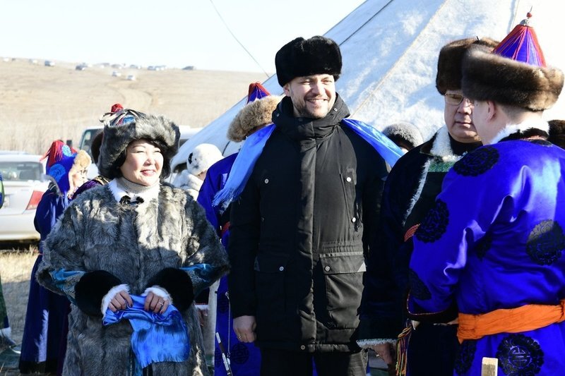 Вице-премьер краевого правительства Аягма Ванчикова, губернатор Александр Осипов и сенатор Баир Жамсуев
Фото: Анатолий Мишаков