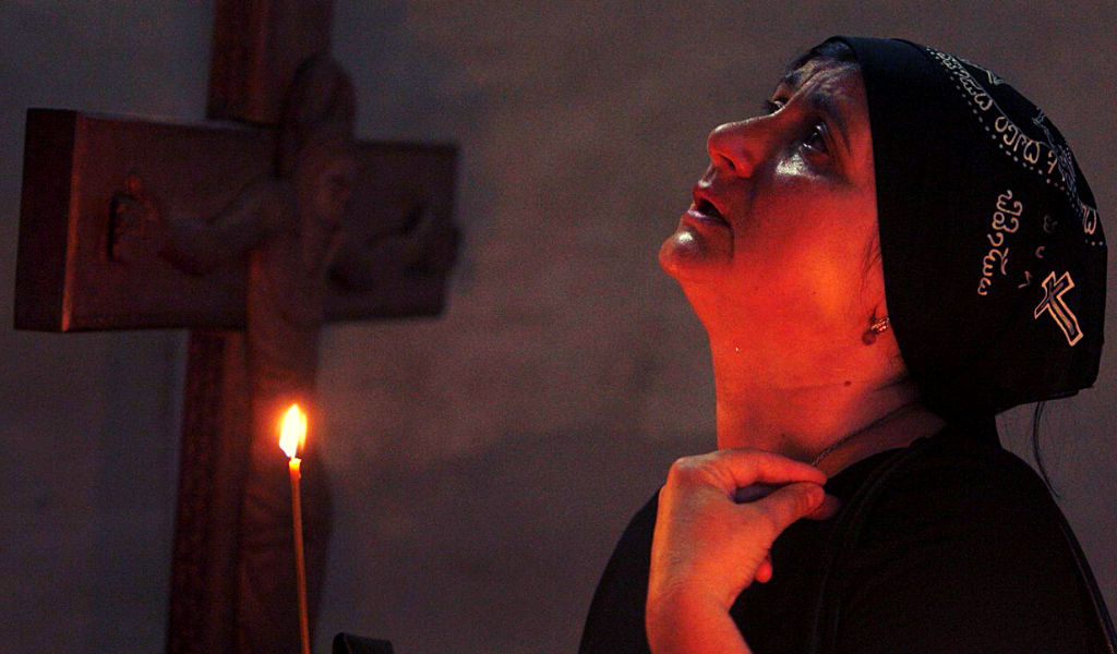 Марья Петровна теперь часто ходит в церковь и подолгу стоит перед иконами...