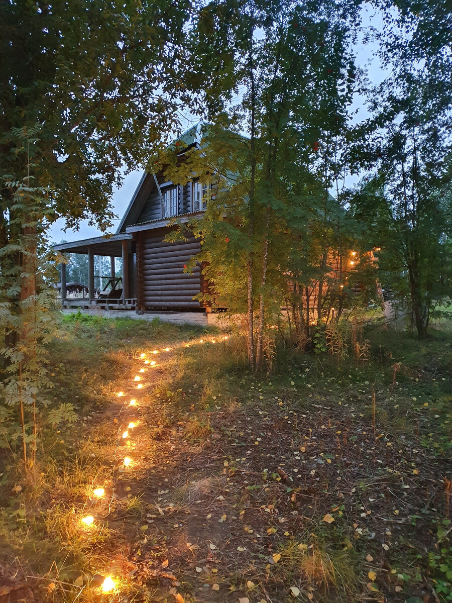 Я не фотографировал процес изготовления, но жена озаботилась документированием процесса развешивания гирлянды. Тут гирлянда уже растянута и в самом начале у дома уже частично повешена.