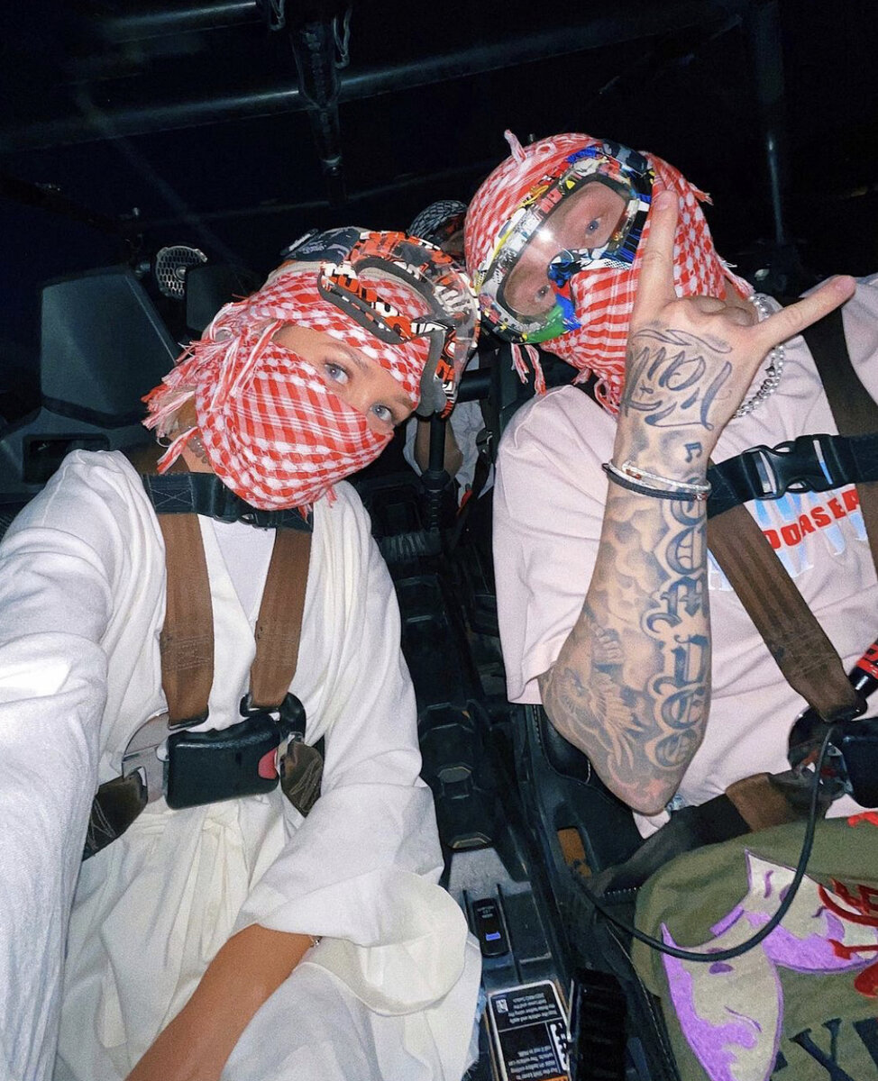 Клава Кока проводит отпуск в Арабских Эмиратах. Компанию артистке составил Егор Крид. 
Клавдия наслаждается отдыхом на гостеприимном курорте. Там она принимает солнечные ванны, купается в лазурной воде и осматривает местные достопримечательности. Как оказалось, в Дубае Клава проводит время с известным певцом. Она рассекретила личность своего спутника. 
Звезды уже успели побывать в пустыне, где погоняли на машинах и даже встретились с верблюдами. Клава и Егор, не стесняясь, опубликовали совместные снимки в соцсетях, чем вызвали ажиотаж в Сети.