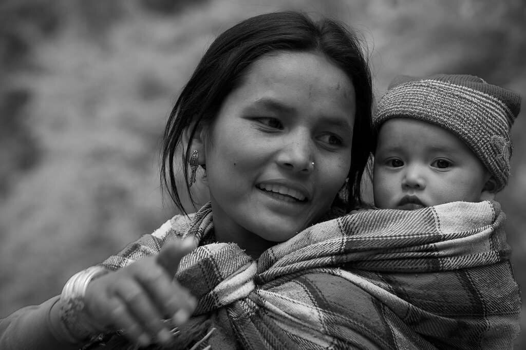 Женщина ребенком на камнедобыче, Лех, Индия. 