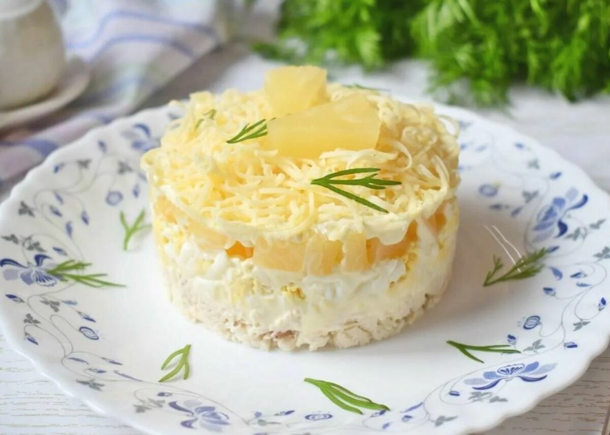 для такой формы салата можно использовать кольцо из пластиковой бутылки (я сама сделала) или применить кондитерское кольцо.