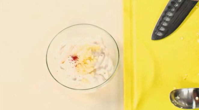 Вид на смесь шафрана, чеснока и майонеза
