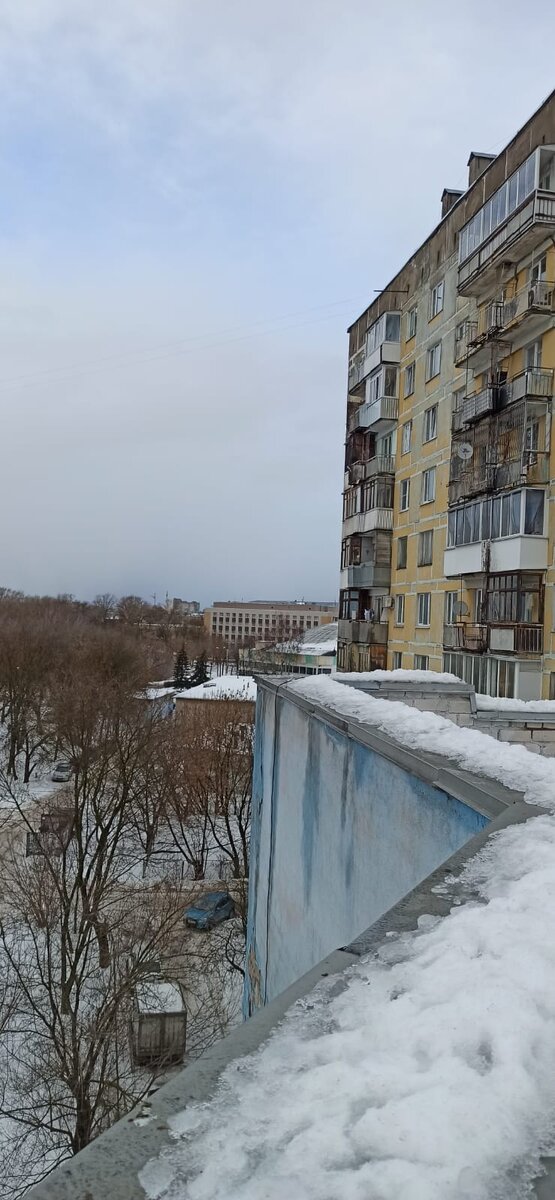 Небольшая и простая инструкция для взыскания неустойки с застройщика своими силами. Если застройщик задерживает выдачу ключей по договору долевого участия, а вы по каким-то причинам не хотите обращаться за помощью к юристу, то вот простая последовательная инструкция для взыскания неустойки.
Первое, что вам необходимо сделать это посчитать размер неустойки. Его можно посчитать по следующей формуле:
Неустойка = стоимость квартиры х количество дней просрочки х ключевая ставка ЦБ РФ в % / 150. Если в период просрочки были разные размеры ключевой ставки, то расчет стоит произвести отдельно по каждому этапу. Но я советую упростить и использовать специализированный калькулятор из интернета.
Вторым этапом будет направление претензии застройщику. Шаблон претензии вы можете найти в интернете или обратиться к юристу. Претензию необходимо направить ценным письмом с описью. Можно конечно вручить напрямую застройщику, но я данный способ не советую, так как в последующем может оказаться, что претензию приняло не уполномоченное лицо.
Направлении претензии не обязательно, но необходимо если вы хотите получить штраф 50% по закону о защите прав потребителей.
Третьим этапом будет составление искового заявления. Если застройщик не удовлетворил ваши требования в досудебном порядке, то вам необходимо обратиться в суд. В исковом заявлении необходимо четко сформировать позицию и требования. К исковому заявлению необходимо приложить документы подтверждающие вашу позицию, выписку егрн, договор купли-продажи, претензию, ответ на нее если потребуется, квитанцию по оплате госпошлины, если сумма иска превышает 1 млн. рублей, а также чек и опись, подтверждающие направлении копии искового заявления в суд и другие документы в зависимости от ситуации.
Далее необходимо определить в какой суд будете направлять исковое заявление. По спорам о защите прав потребителя, потребитель имеет право выбрать в какой суд обращаться, а соответственно вы можете выбрать суд общей юрисдикции или арбитражный, а также по территориальной подсудности вам доступно обращение в суд по месту нахождения объекта, регистрации истца, а также юридическому адресу нахождения застройщика.
Выбирайте исходя из сложившейся судебной практики суда по размеру взыскиваемой неустойки и в том суде, и обращайтесь в тот суд, где меньше всего урезают неустойку.
Не забывайте направить копию иска с приложениями ответчику, иначе суд может оставить исковое заявление без движения.
Следующим этапом будет защита своих интересов в суде. В основном споры по неустойке по ДДУ решаются за 1 судебное заседание. 
Пятым решением после успешного завершения суда, будет получение и направление исполнительного листа для взыскания. Направить исполнительный лист возможно как судебным приставам, так и напрямую в банк.
Спор по неустойки по ДДУ можно выиграть без привлечения юриста, если следовать по инструкции. В случае отсутствия юридического образования иск советую составлять на основе опубликованного на сайте суда решения суда по аналогичному спору. Если сомневаетесь в успехе или совсем не понимаете, как составляются документы, советую обратиться к юристу. 