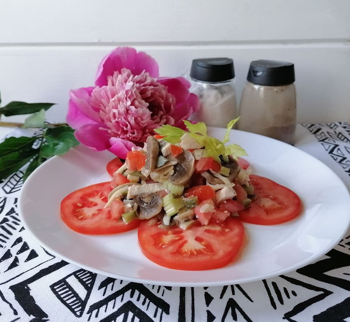 Рецепт тоски. Салат тоска с курицей. Фото салат тоска. Салат тоска с курицей шампиньонами и сыром. Легкий салат рецепт.