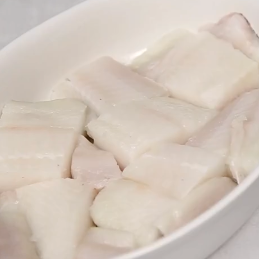 Рыбу моем и нарезаем небольшими кусочками. Укладываем в форму для запекания, солим и перчим.