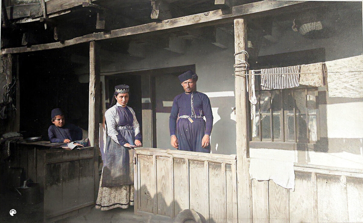 Семья крымских караимов в национальных костюмах у входа в свой дом