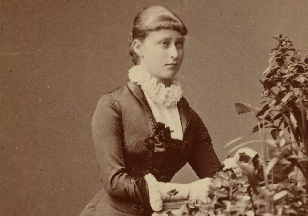 Елизавета Александра Луиза Алиса (Элла) принцесса Гессен-Дармштадская будущая Великая Княгиня Елизавета Феодоровна Романова. Вторая дочь Великого Герцога Гессен-Дармштадтского Людвига IV и Принцессы Алисы, внучка английской Королевы Виктории. 1880 год.
