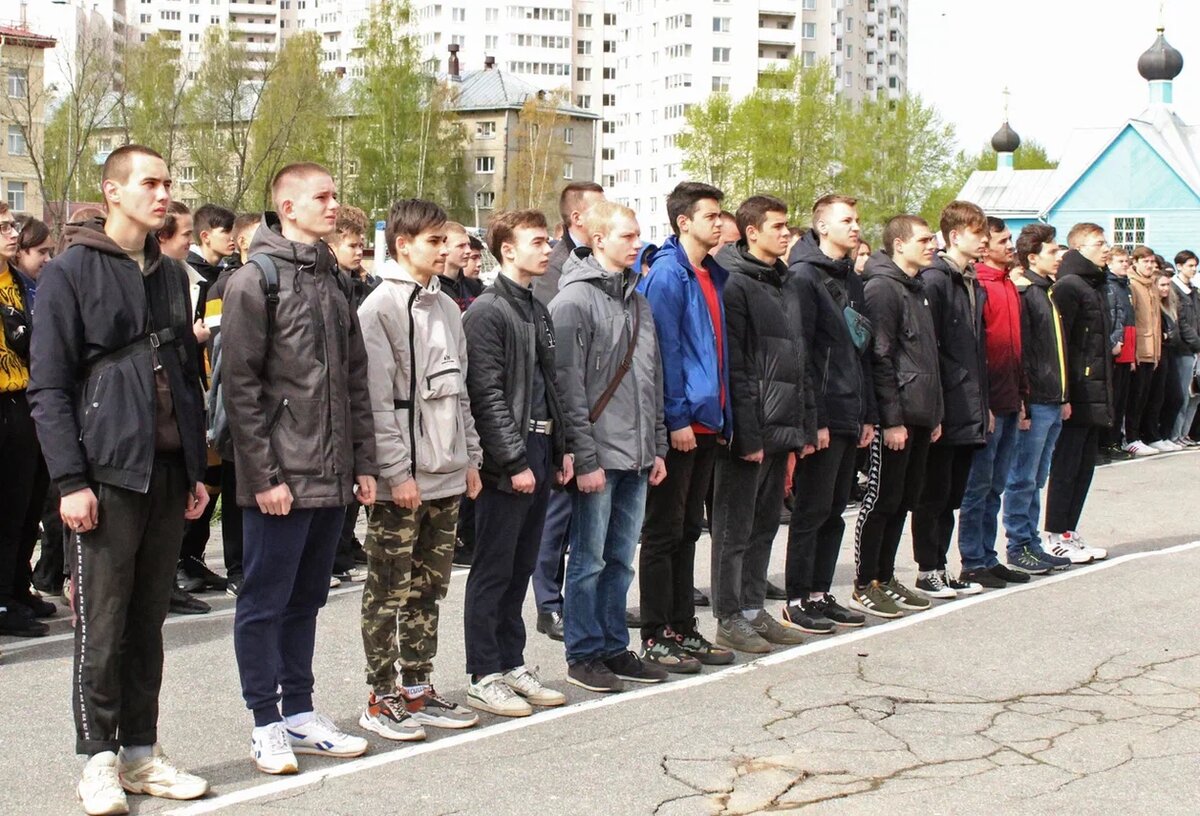 Очередные призывники уходят в армию