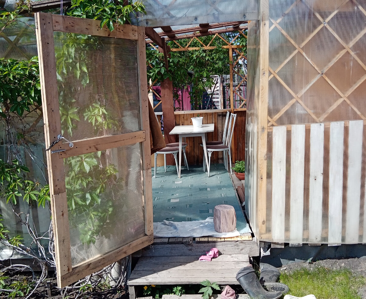 Дверь на своём месте.