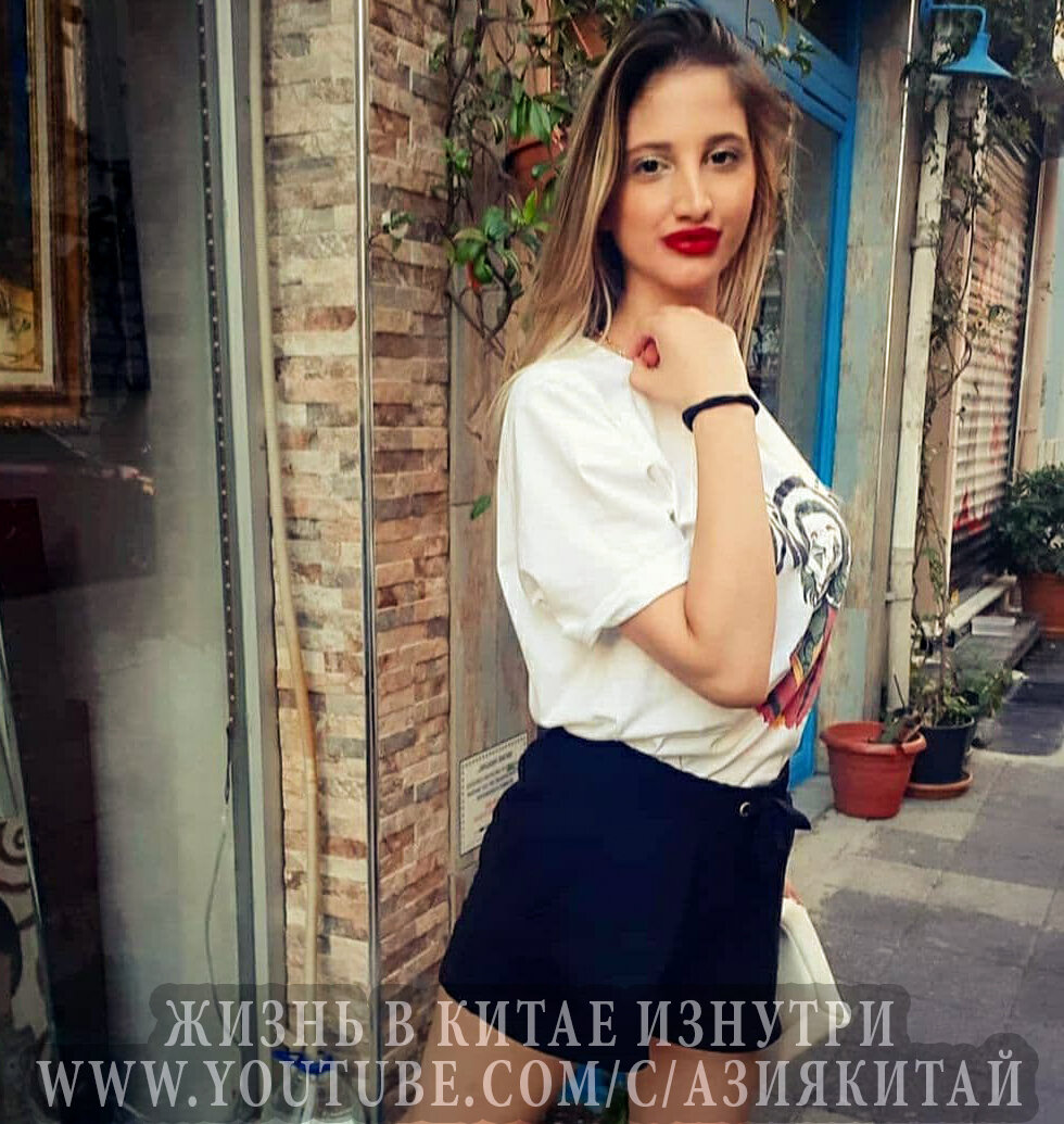 Турчанка позирует для фото 