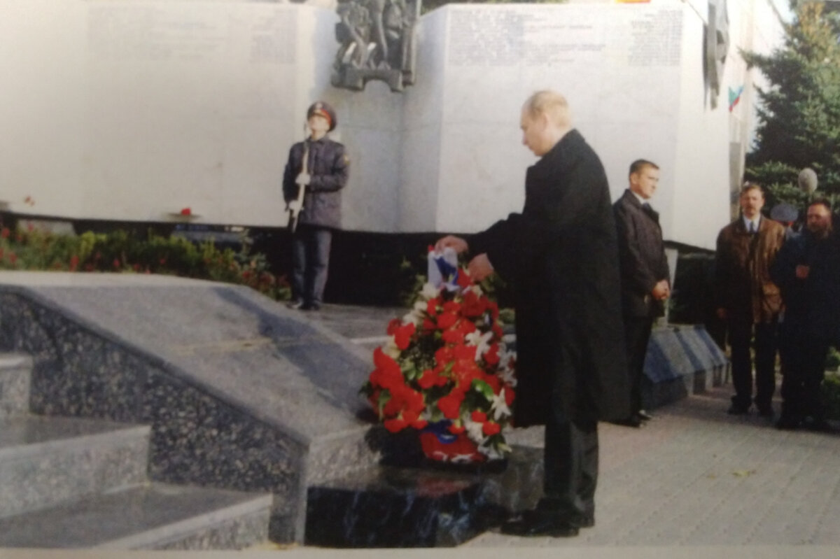 Путин возлагает цветы к памятнику (8.10.2000).....