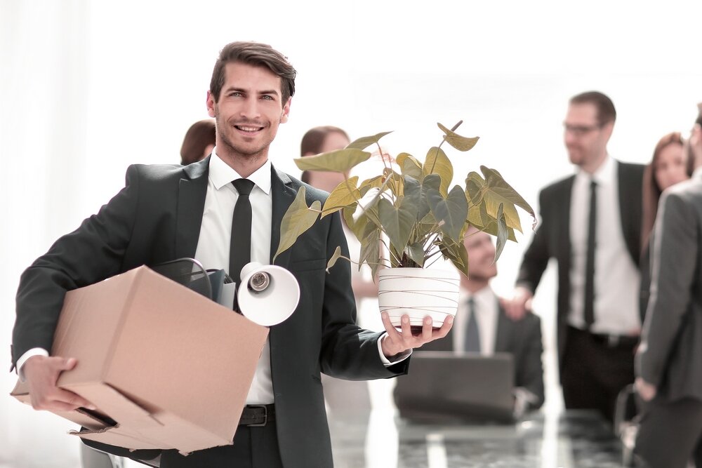 уволили с работы картинки. сотрудники ушедших компаний. уволенный сотрудник. сотрудники ушедших компаний. работник увольняется.