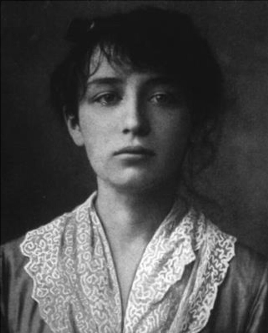 В 1884 го­ду фо­то­граф Се­зар за­пе­чат­лел Ка­мил­лу Кло­дель за ра­бо­той в ма­с­тер­ской во всем бле­ске ее два­д­ца­ти лет. Источник фото: wikiart.org