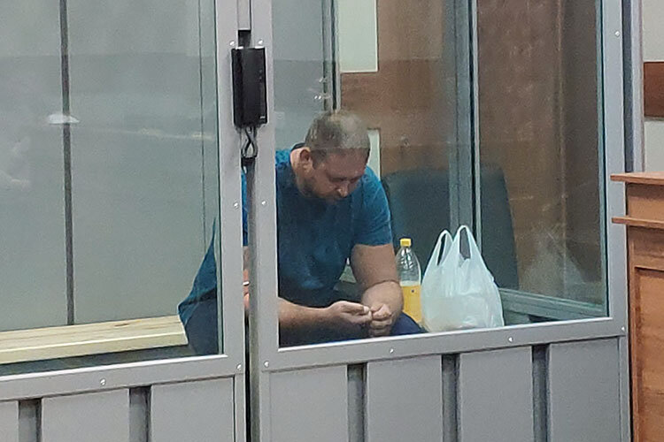 В субботу в Советском суде ведущий дознаватель районного отдела судебных приставов Михаил Вьюгин появился совсем не по работе, а в сопровождении оперативников ФСБ