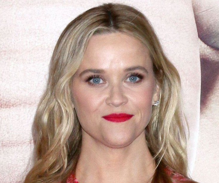     «Это объятие сделало мой год»: Риз Уизерспун показала милое фото с 18-летним сыном