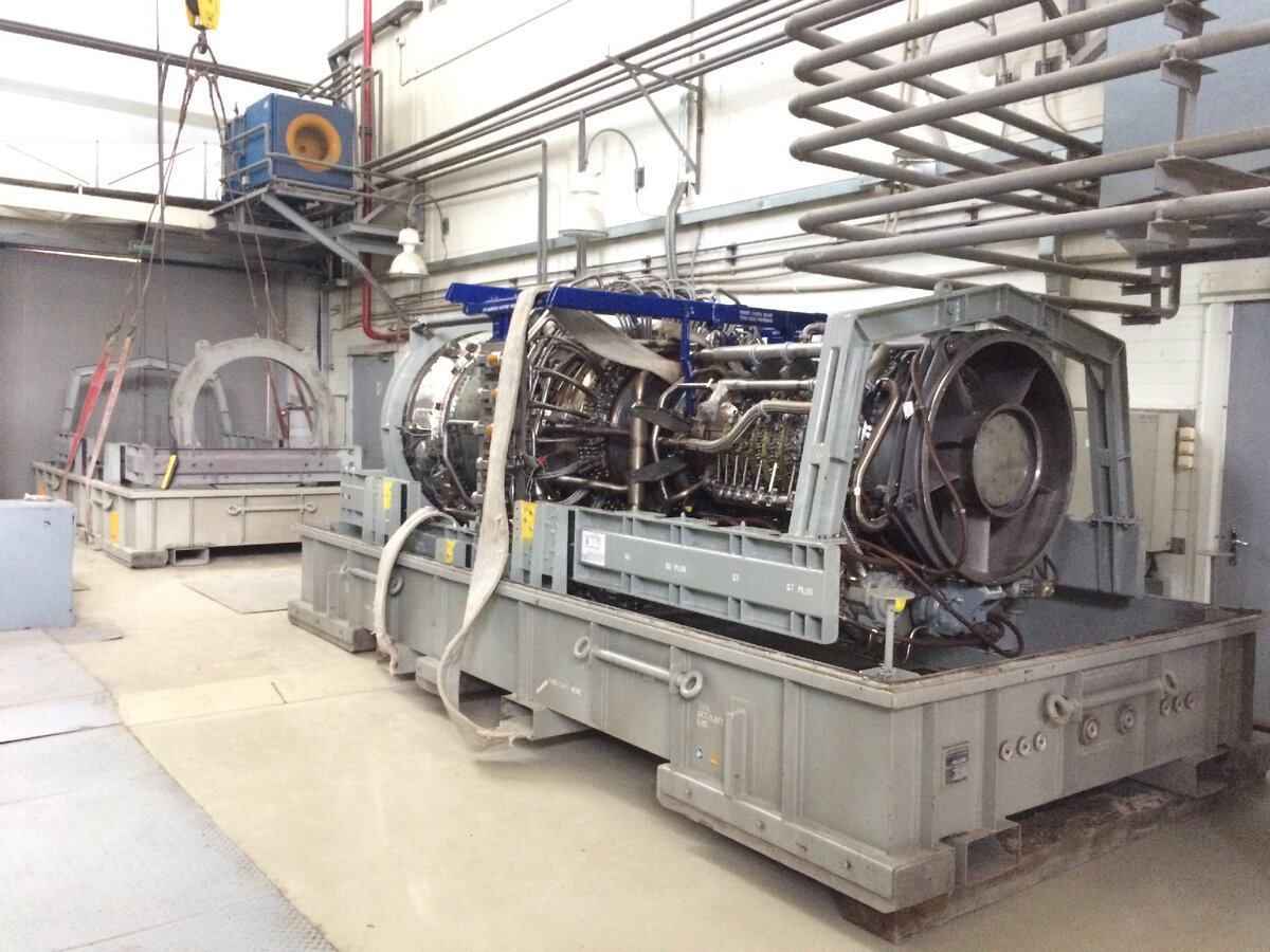 Газовые турбины перевозят вот в таких контейнерах, где они закреплены жёстко, а сверху закрыты кожухом (С) Фото из личного архива автора