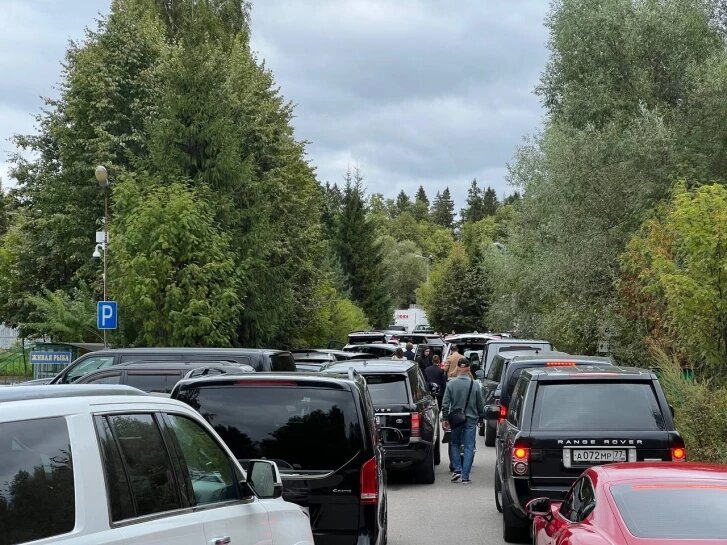 Это очередь из автомобилей родителей, приехавших на торжественную линейку в Первую московскую гимназию д.Липки Московской области