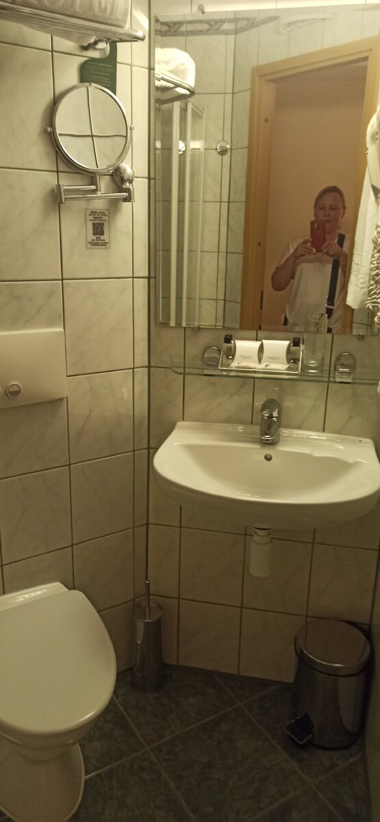 Не шикарно, но всё чисто и исправно работает.