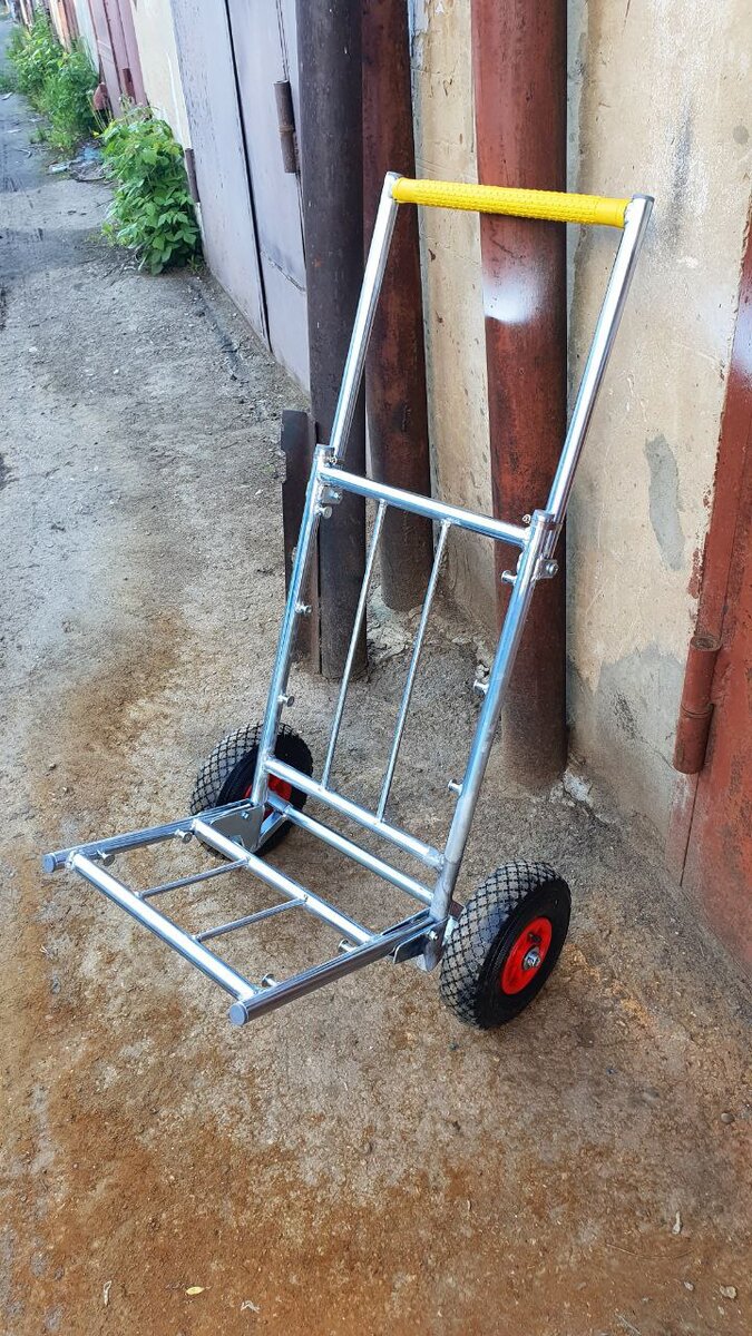 Вот такая совсем не бабкина телега получилась) После сварки отдали в цинкование, поэтому сияет на солнце.