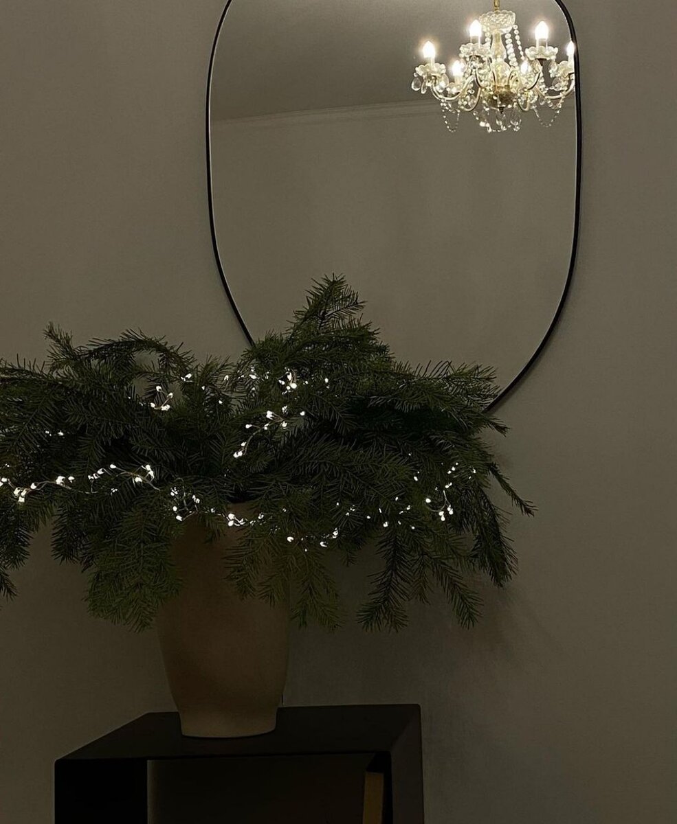 Еловые веточки, которые можно набрань в лесу, поставить в вазачку и украсить как обычную ель. Главное потом их компостировать или отвести в лес (они сами там разложаться)!