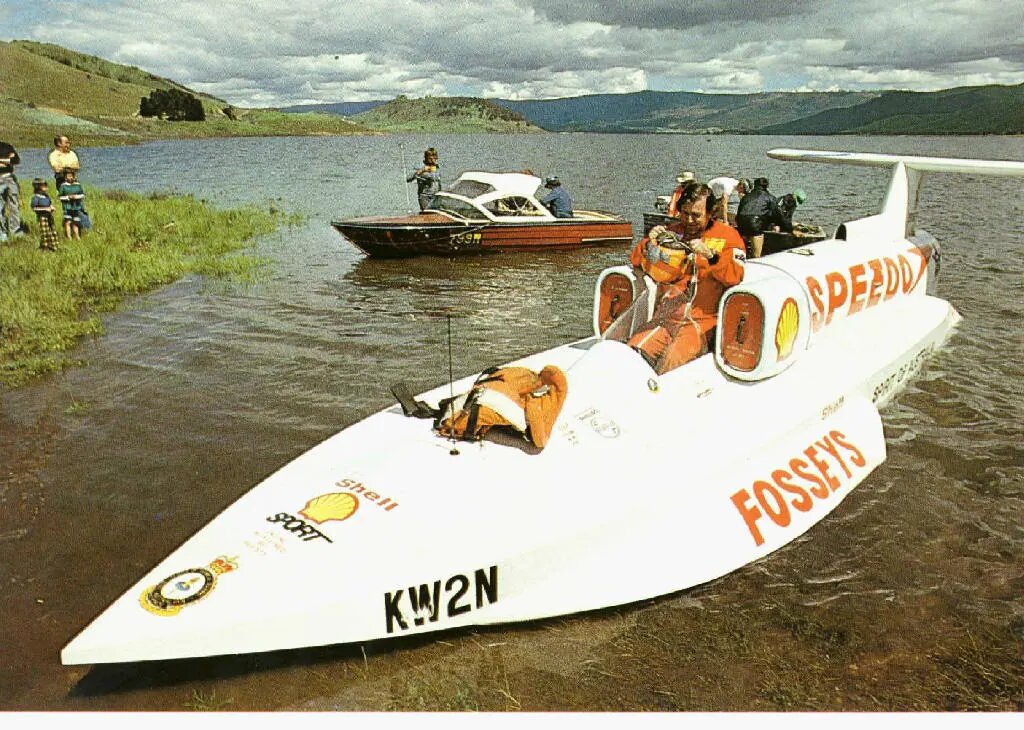 Кен Уорби собственной персоной на его рукотворном «Духе Австралии»