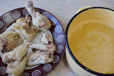 ШАГ 2:
Курицу промойте, сложите в кастрюлю и залейте водой. Поставьте на огонь и доведите до кипения. Варите на небольшом огне 25-30 минут. Немного подсолите. Когда курица сварится извлеките её из бульона, немного остудите и отделите мясо от костей. Бульон процедите. Верните мясо в бульон и поставьте обратно на огонь. Доведите до кипения.