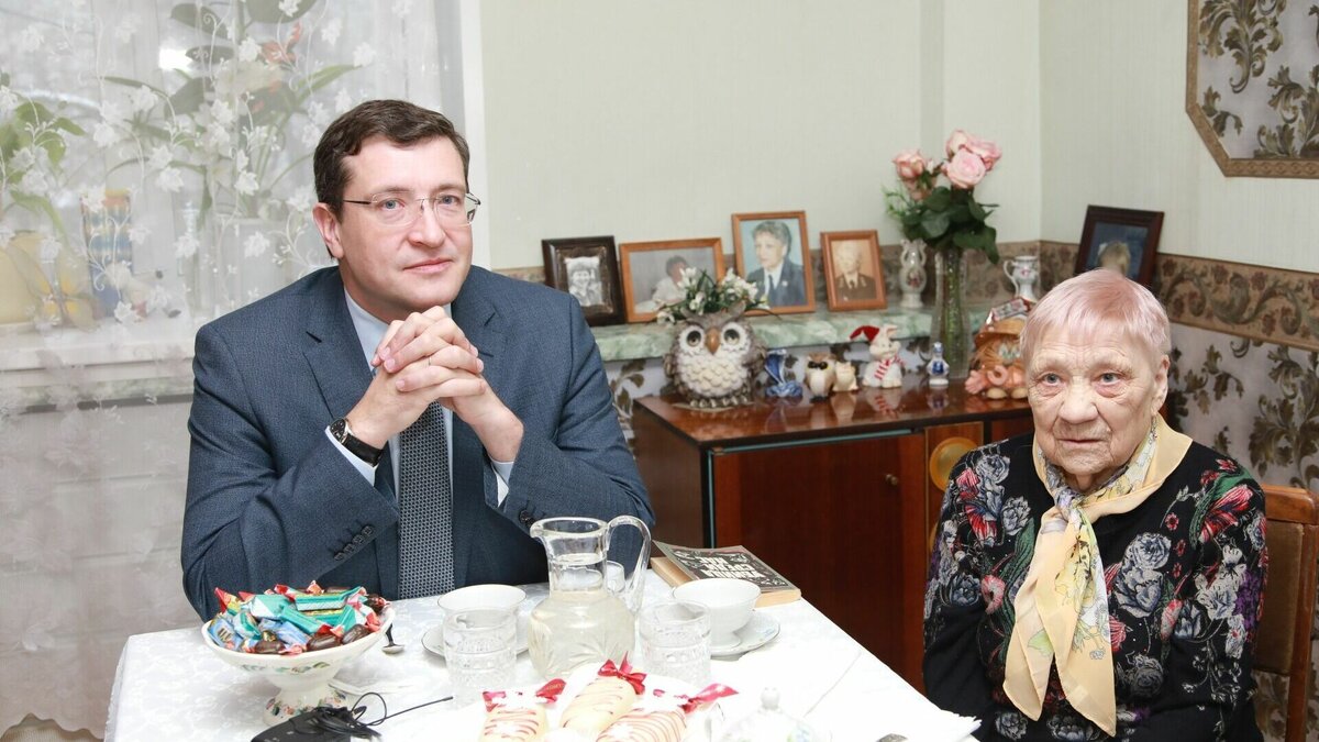     Губернатор Глеб Никитин поздравил с 90-летием заслуженного юриста РФ Клару Серебряную, которую коллеги прозвали Шерлоком Холмсом в юбке. Работница прокуратуры раскрыла сотни резонансных убийств и других преступлений, рассказали в правительстве Нижегородской области.