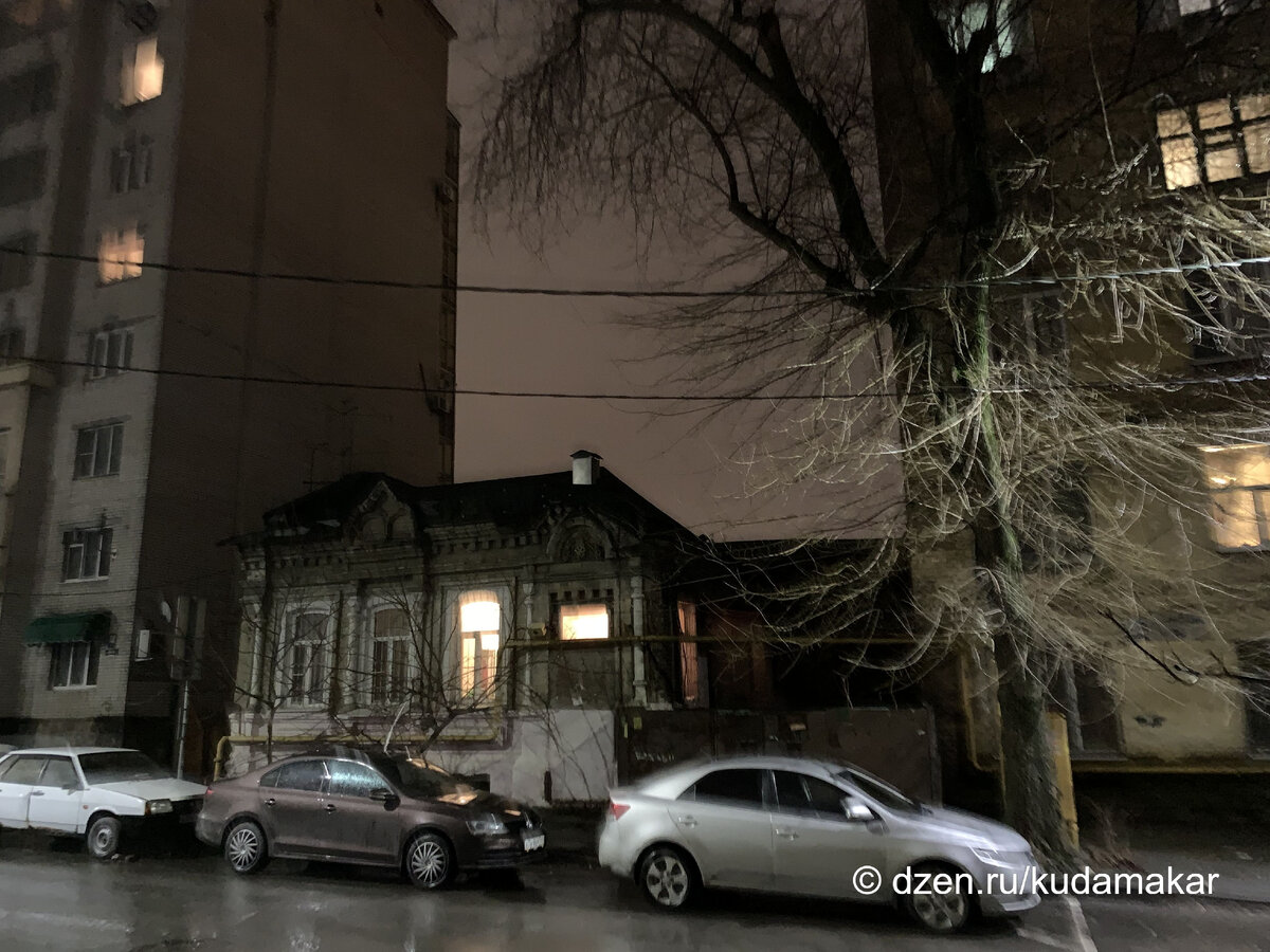 Догадывался ли этот пряничный крошка, что спустя много лет  у него в соседях будет монструозная панелька