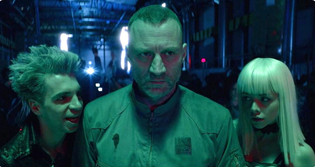 Актер Российского кино Даниил Вахрушев (крайний слева) в киберпанк сериале "Даркнет"