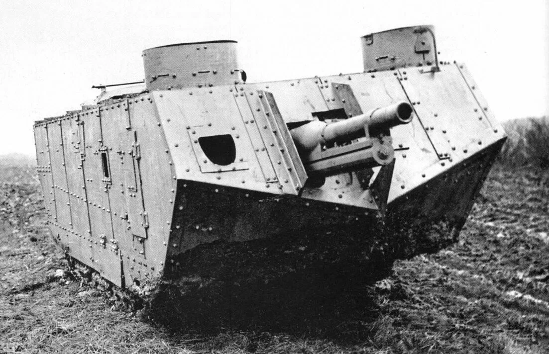 Char Saint-Chamond №62414 из первой установочной серии с пушкой 75mm L12 CTR Saint-Chamond, хорошо видна броневая юбка защиты гусеничного хода