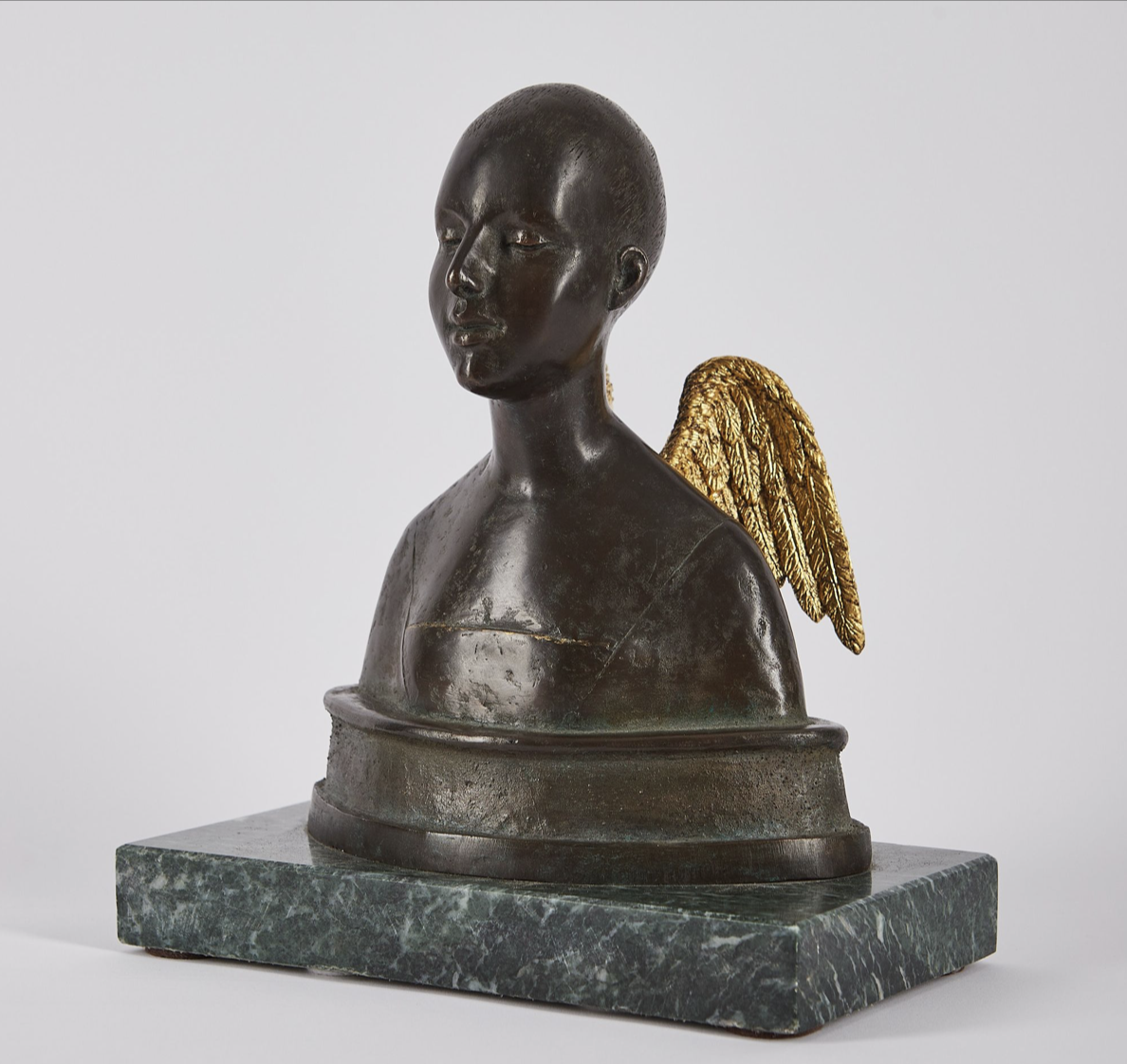 АКСЁНОВ Максим Владимирович (1967) Ангелочек. 2007 Тираж 6 экземпляров. Экземпляр № 1
Бронза, гранит. 24,8 × 22 × 15,6
Источник: собрание семьи художника
