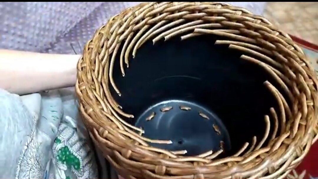 Плетёное кашпо из ротанга своими руками. Урок плетение из ротанга ...