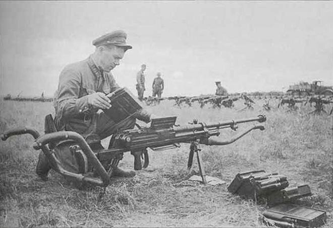 Советский солдат осматривает трофейное противотанковое ружье. Обратите внимание на ручки для переноски.