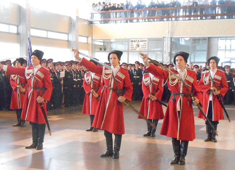 Почетный караул Новороссийского казачьего кадетского корпуса.