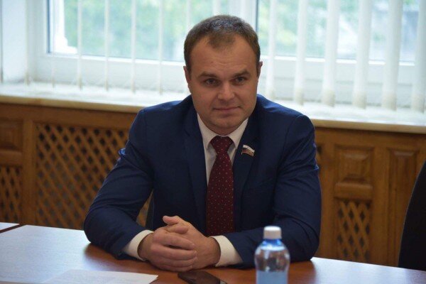 Депутат Нахимовского МО города Севастополя от партии "Единая Россия"
Кирилл Радионов