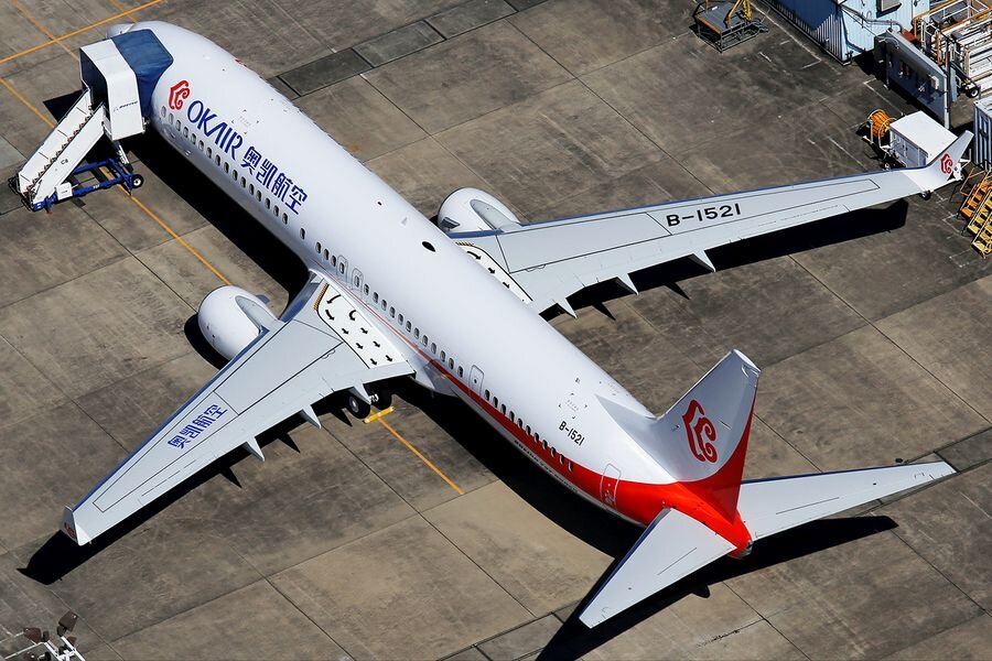 Okay Airways — лояльный клиент Boeing. Кроме широкофюзеляжных 787-9, ожидается поставка четырёх 737-900ER, семи MAX 8 и восьми MAX 10.
На фото: Boeing 737-9KFER авиакомпании Okay Airways на заводском аэродроме Boeing в Сиэтле, штат Вашингтон (BFI); Mark H, planespotters.net