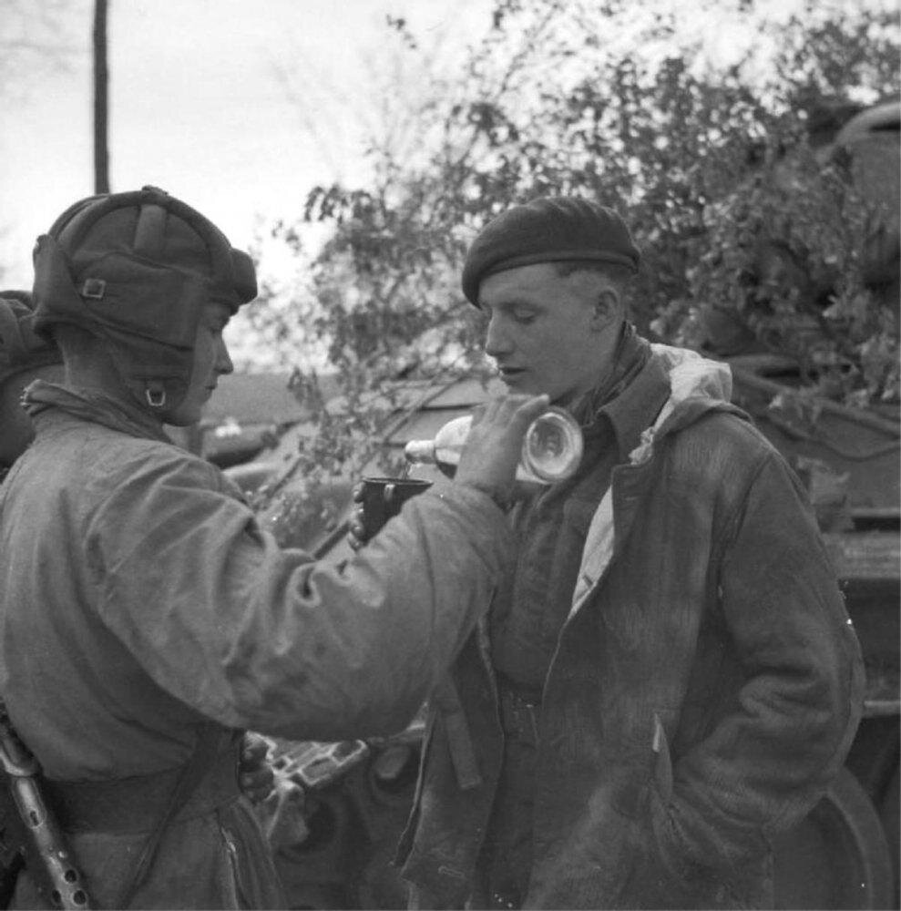Советские и британские солдаты 1945