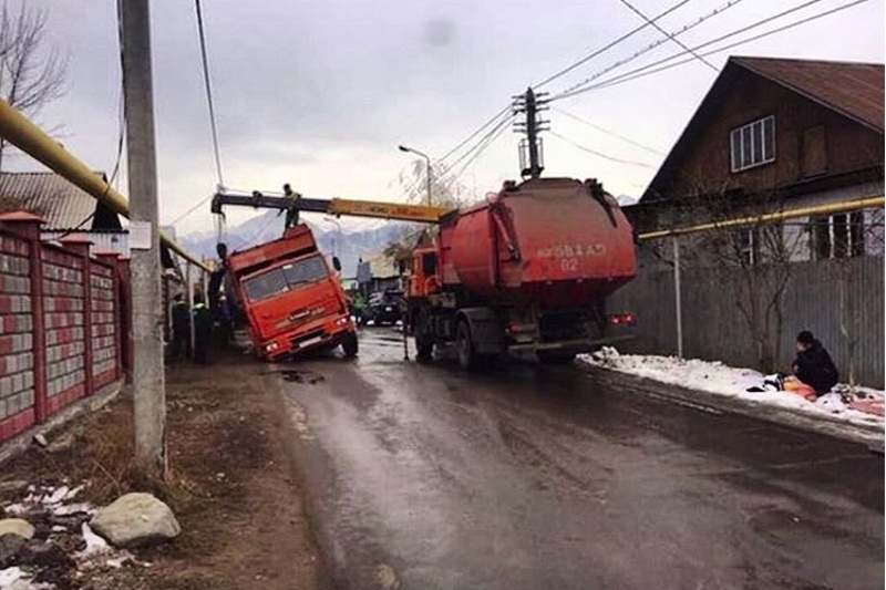  
В Алматы в микрорайоне Калкаман под мусоровозом провалился асфальт, передает ИА «ONESIA.INFO».
