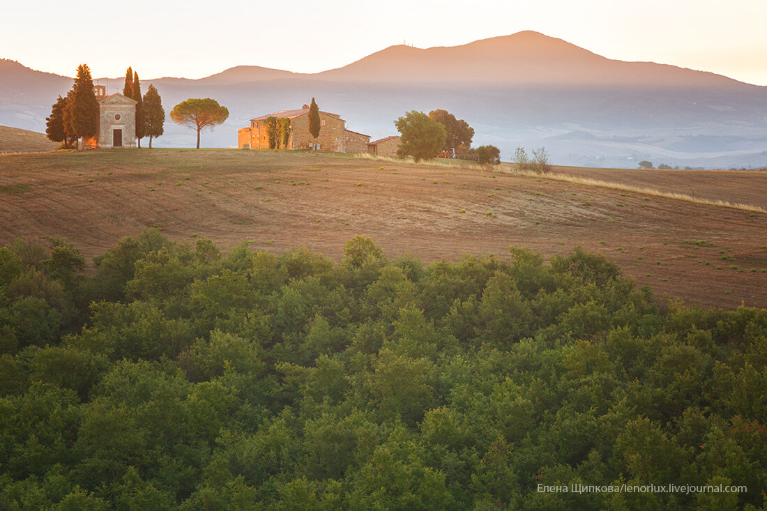  Продолжу показывать итальянские, вернее тосканские, фотографии. И сейчас на очереди чапелька. Спорим, ни в жисть не догадаетесь о чем идет речь?
  А все почему, а все потому, что есть у нас привычка давать каким-то местам свои, понятные только нам, названия. Вот и тут так же.
  Есть в долине Валь Де Орча очень известное всем фотографам местечко - часовня Madonna di Vitaleta. Помню как в прошлый приезд  мы в толпе таких же страждущих прыгали у обочины дороги, в попытке снять что-то красивое. Рядом с нами был въезд на виллу, с которой открывается чудесный вид на эту часовню... но ворота закрыты и как всегда табличка "Привата". Боже, как мы завидовали тем, кто жил на этой вилле.
  В этот раз фотографы завидовали нам, потому что сейчас на вилле "Poderino" жили мы. И пока остальные старались выкроить местечко у дороги поудобнее, мы могли снимать откуда нам захочется в любое время дня и ночи.

